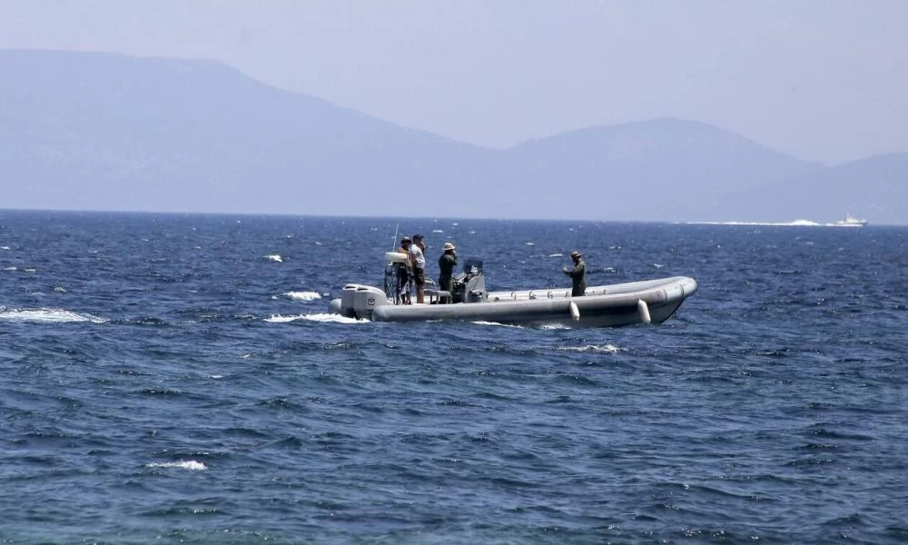 Έρευνες λιμενικού για τον εντοπισμό ναυτικού που έπεσε στη θάλασσα
